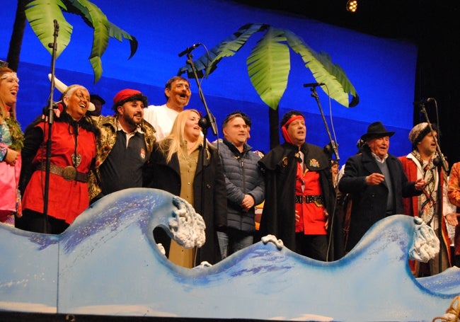 Toñete interpretando el himno del Carnaval de Santoña.