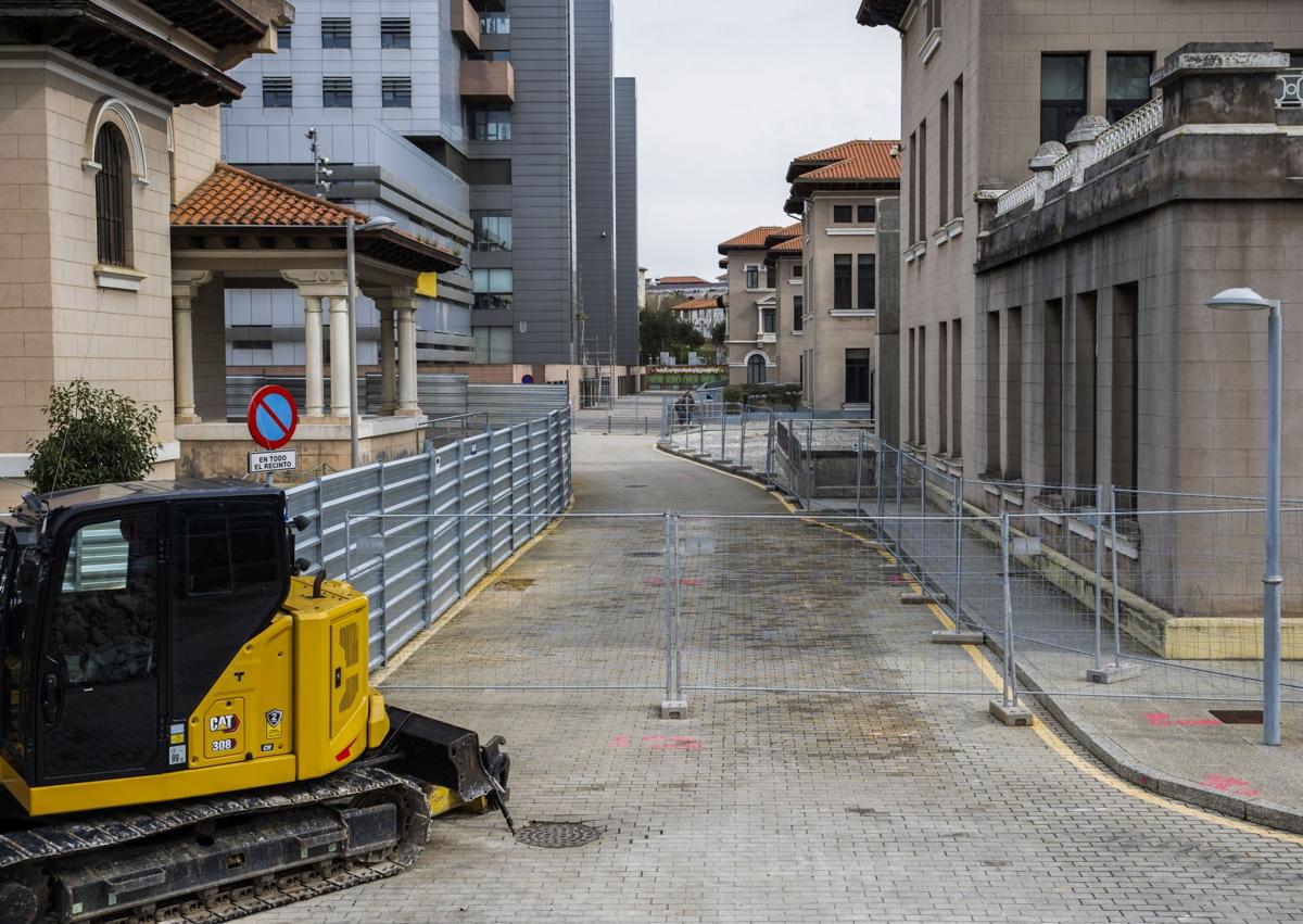 Imagen secundaria 1 - A la izquierda, entrada a la zona de la obra del búnker de Valdecilla, que ya está vallada. A la derecha, casetas de obra en el aparcamiento de la Facultad de Enfermería.