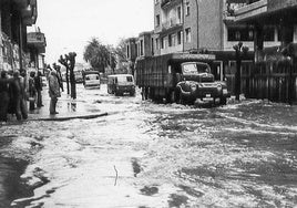 Calle José Posada Herrera, afectada por las riadas.