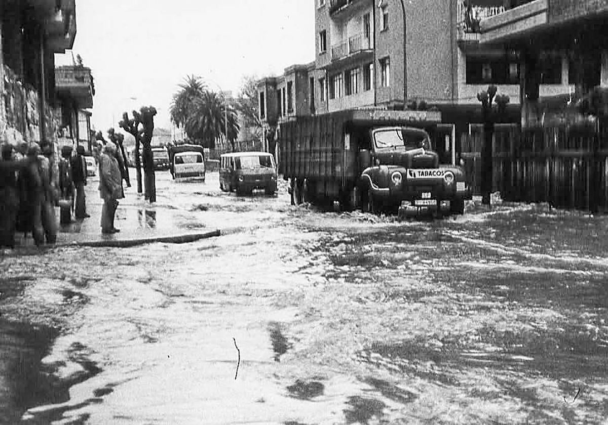 Calle José Posada Herrera, afectada por las riadas.