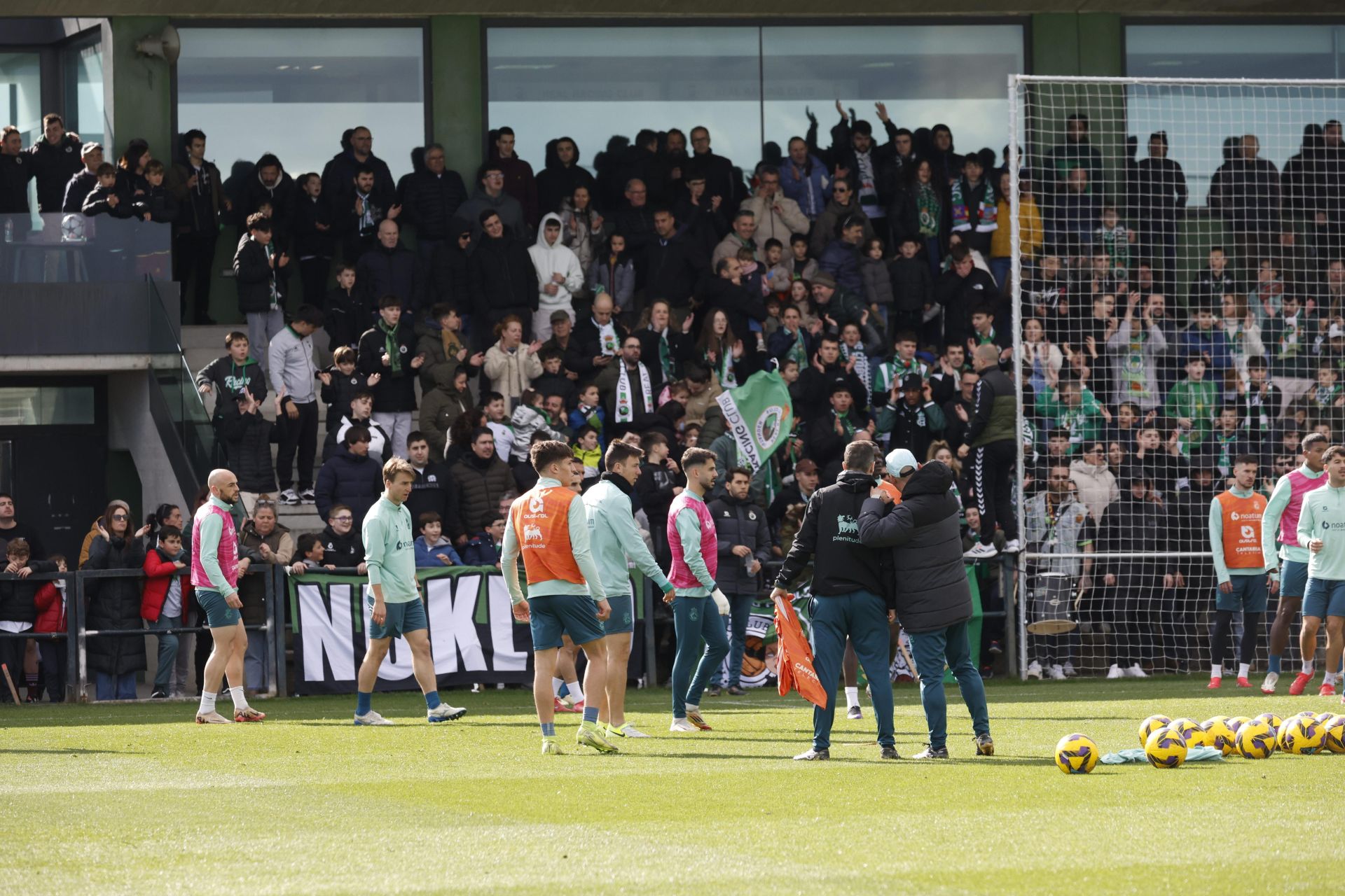 La hinchada abarroto la grada y banda del campo 1 en el entrenamiento de puertas abiertas