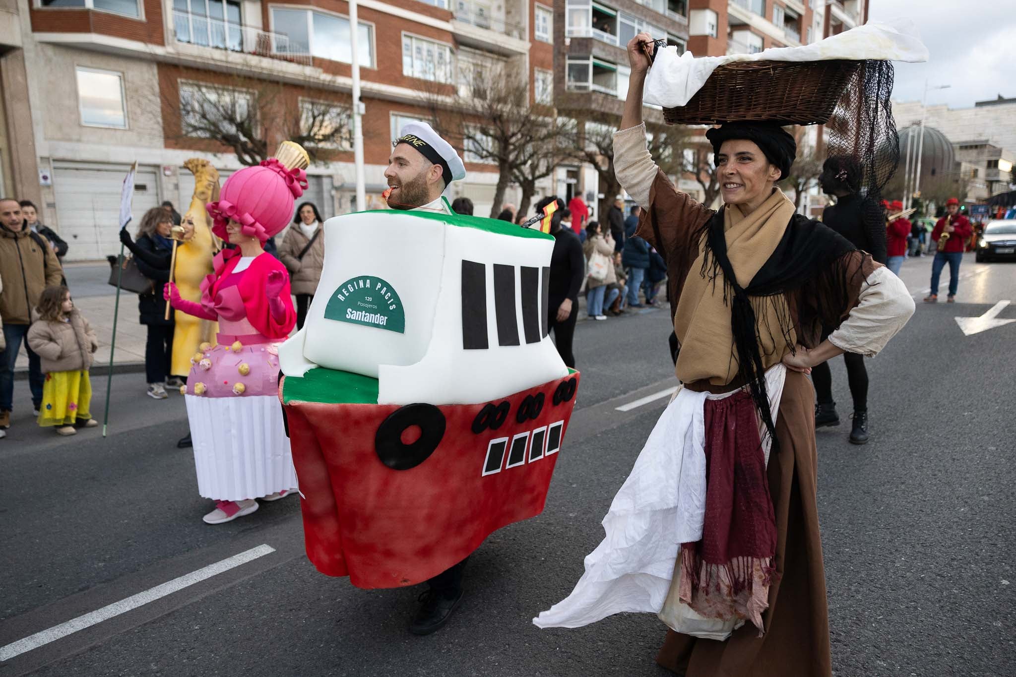 Los motivos santanderinos estuvieron presentes en los disfraces.