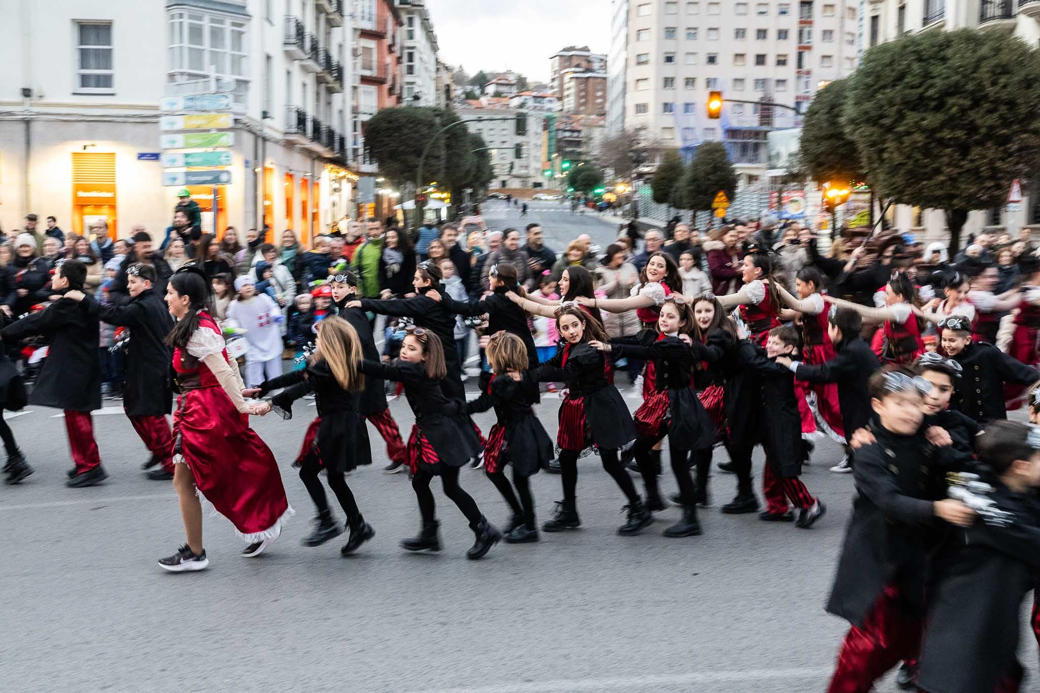 Los colegios también tuvieron presencia en el desfile. 