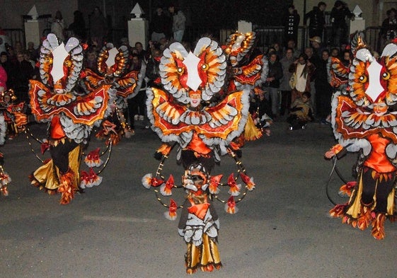 Los búhos de 'Ululando en la Noche' no dejaron de mover sus plumas a lo largo del pasacalles santoñés. Fotografías: