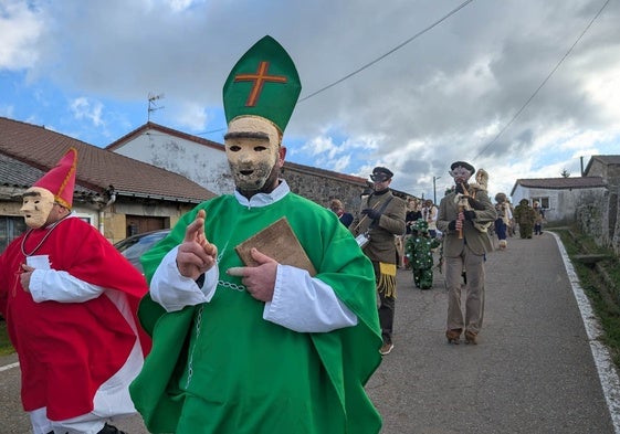 El obispo y su cortejo nunca faltan en la mascarada de Lanchares