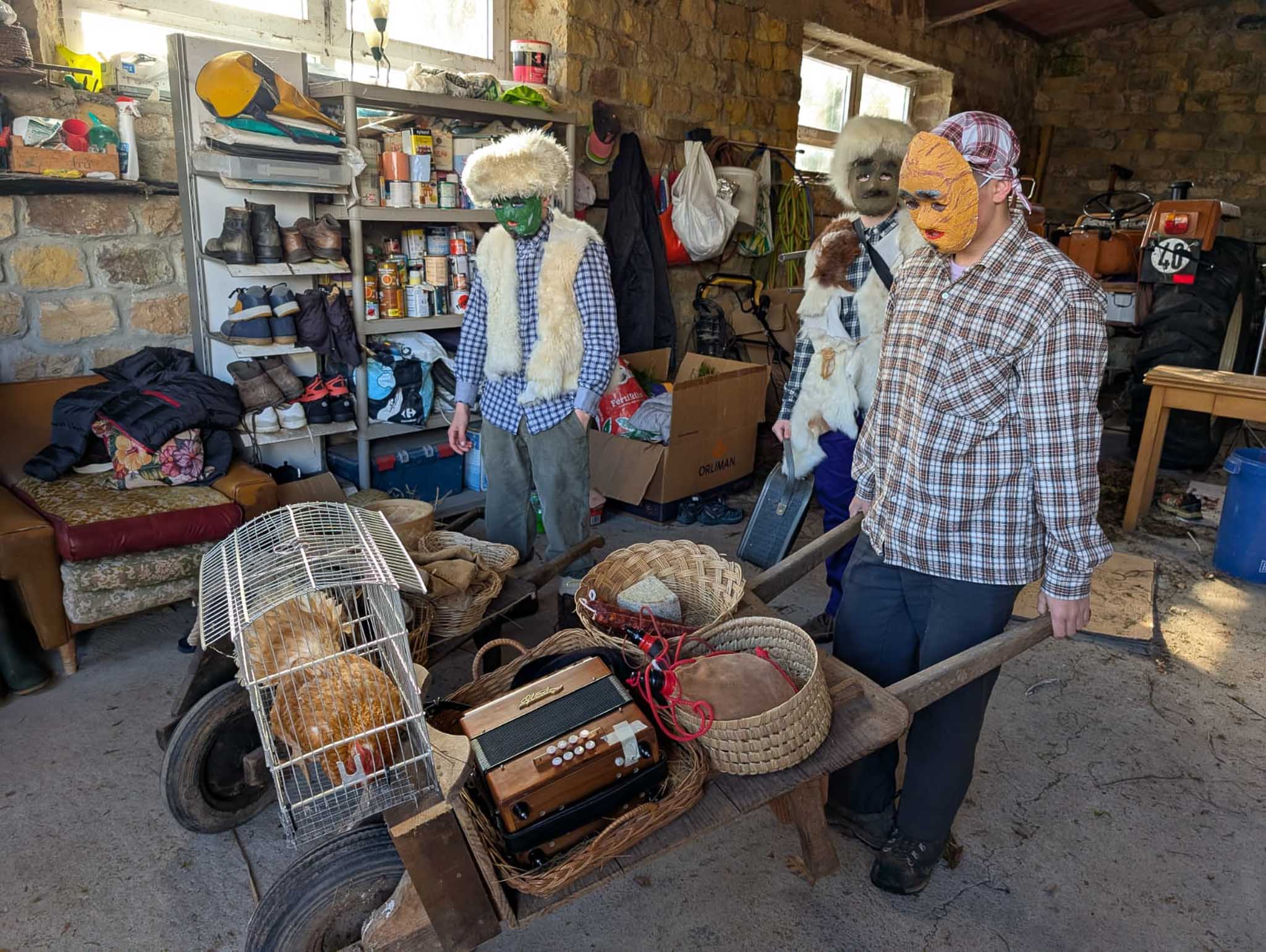 En el desfile siempre participa la gente del campo con máscaras. 