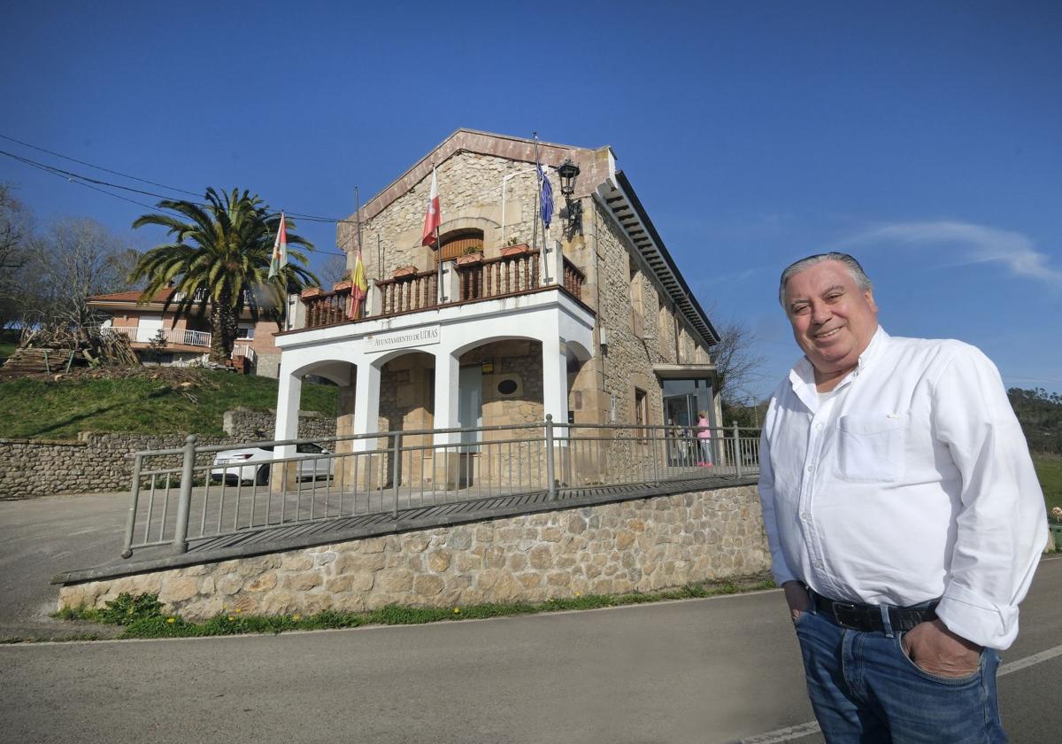 El alcalde de Udías, Fernando Fernández, frente al edificio consistorial.