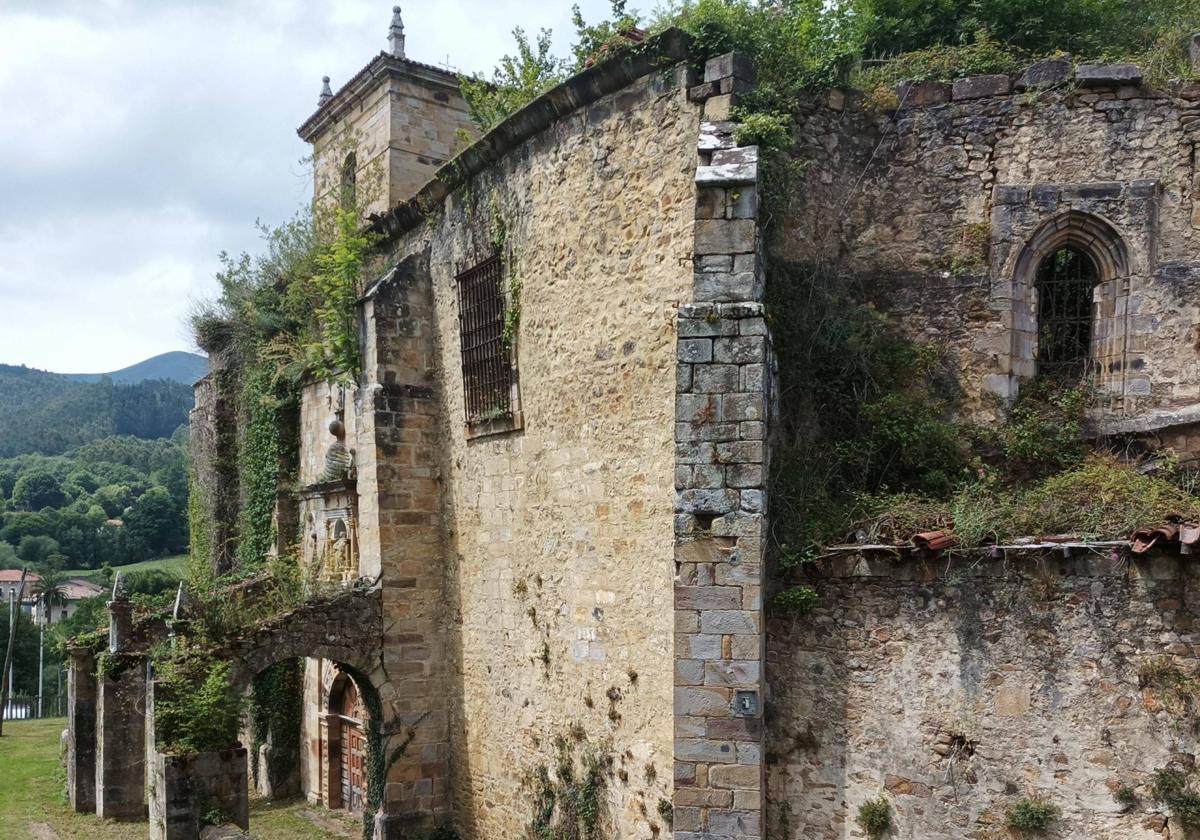 Portalada neoclásica de la iglesia renacentista que en otras vidas fue un templo de origen medieval vinculado a la historia de la zona.