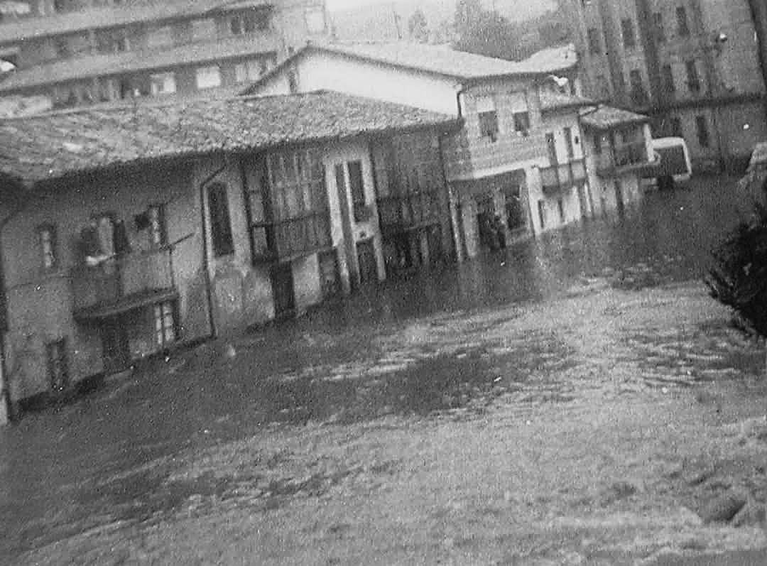 Plazuela de San Bartolomé, afectada por el Río Indiana.