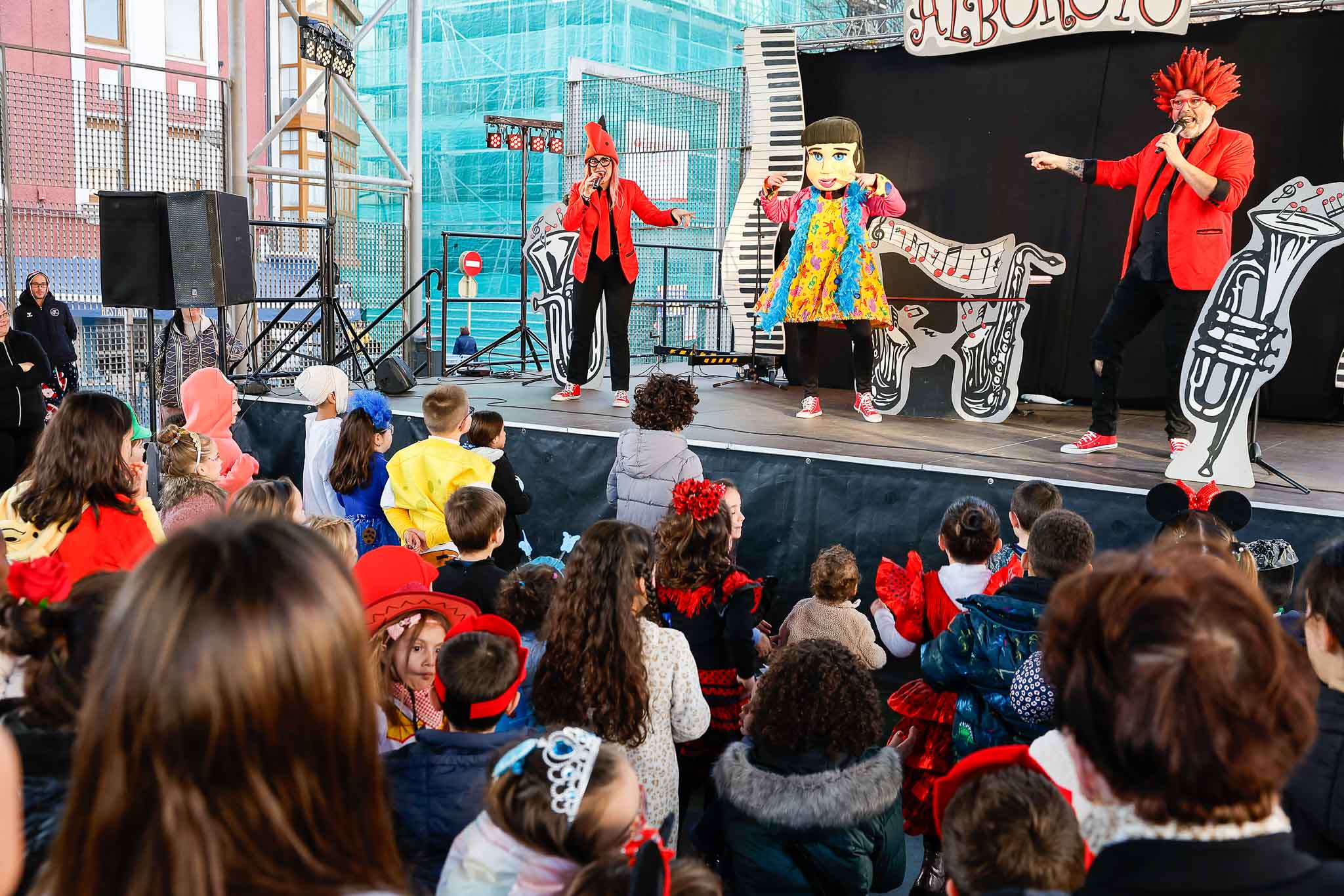 Los más pequeños se divirtieron cantando con los personajes del espectáculo de teatro. 