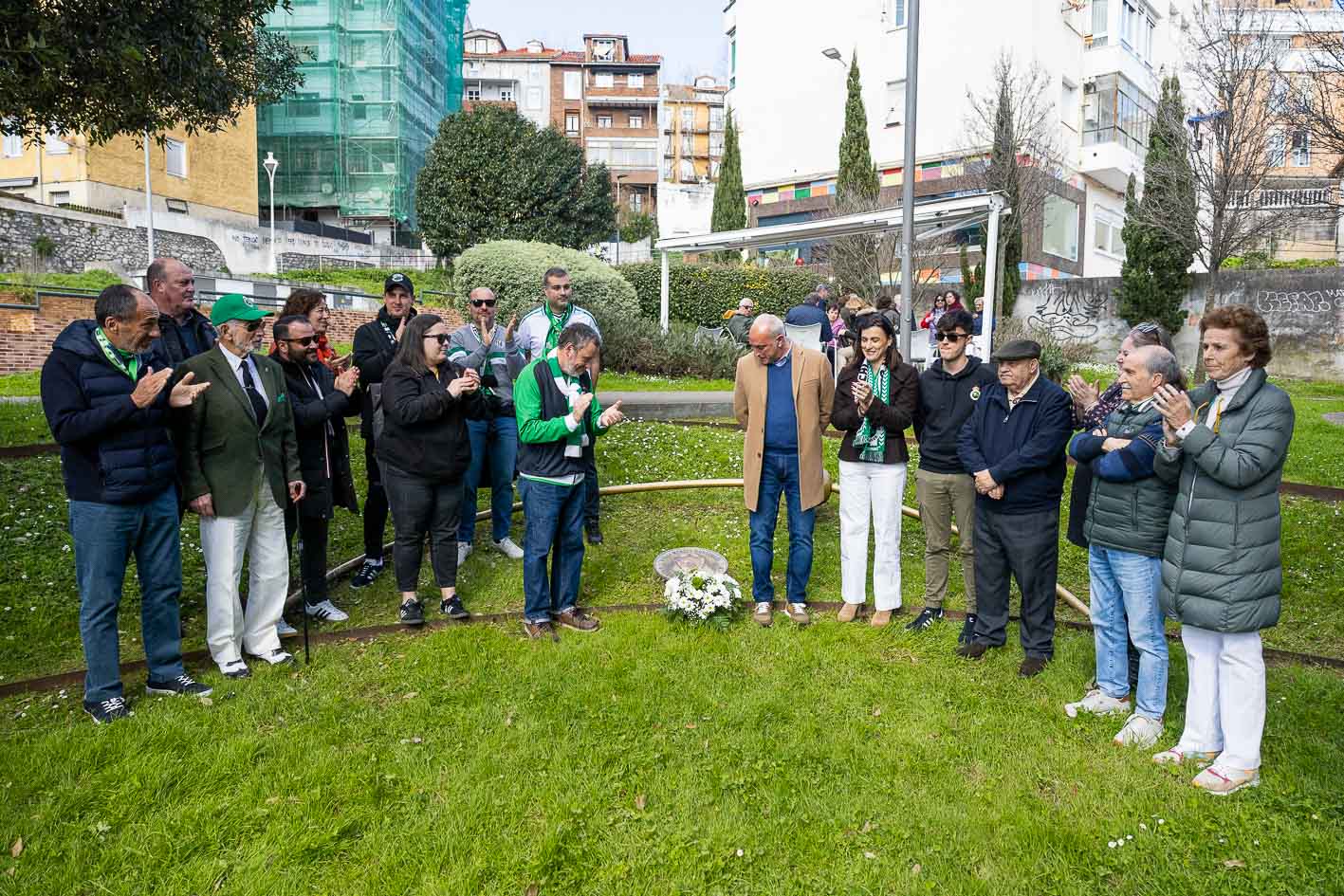 Momento del homenaje a Ángel Meñaca, con parte de su familia presente.