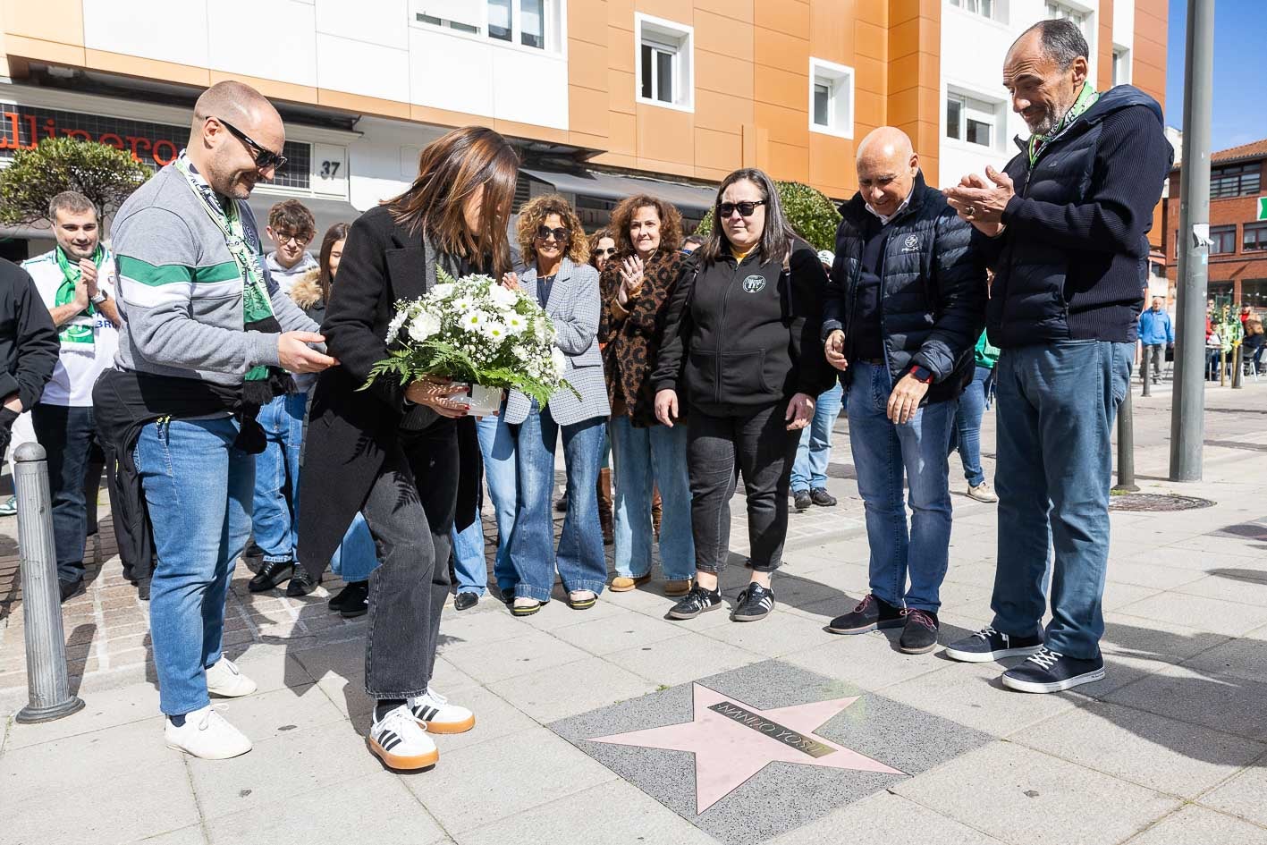 Entrega de flores en la estrella dedicada a Nando Yosu en presencia de Judit Jambrilla, presidenta de las peñas, Manolo Higuera y Sebastián Ceria.