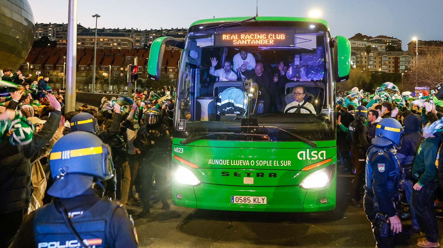 José Alberto López y Pablo Álvarez saludan desde el autocar.