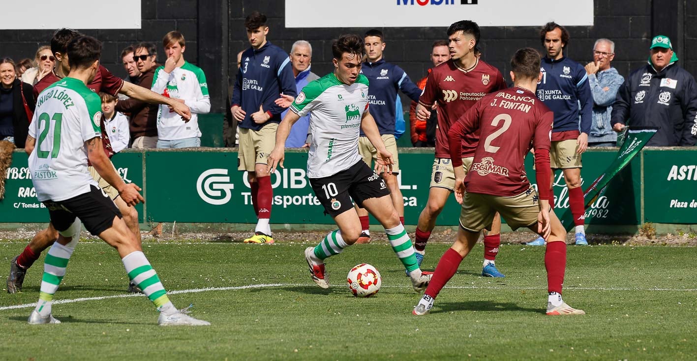 Dani González controla el balón ante varios rivales del equipo gallego