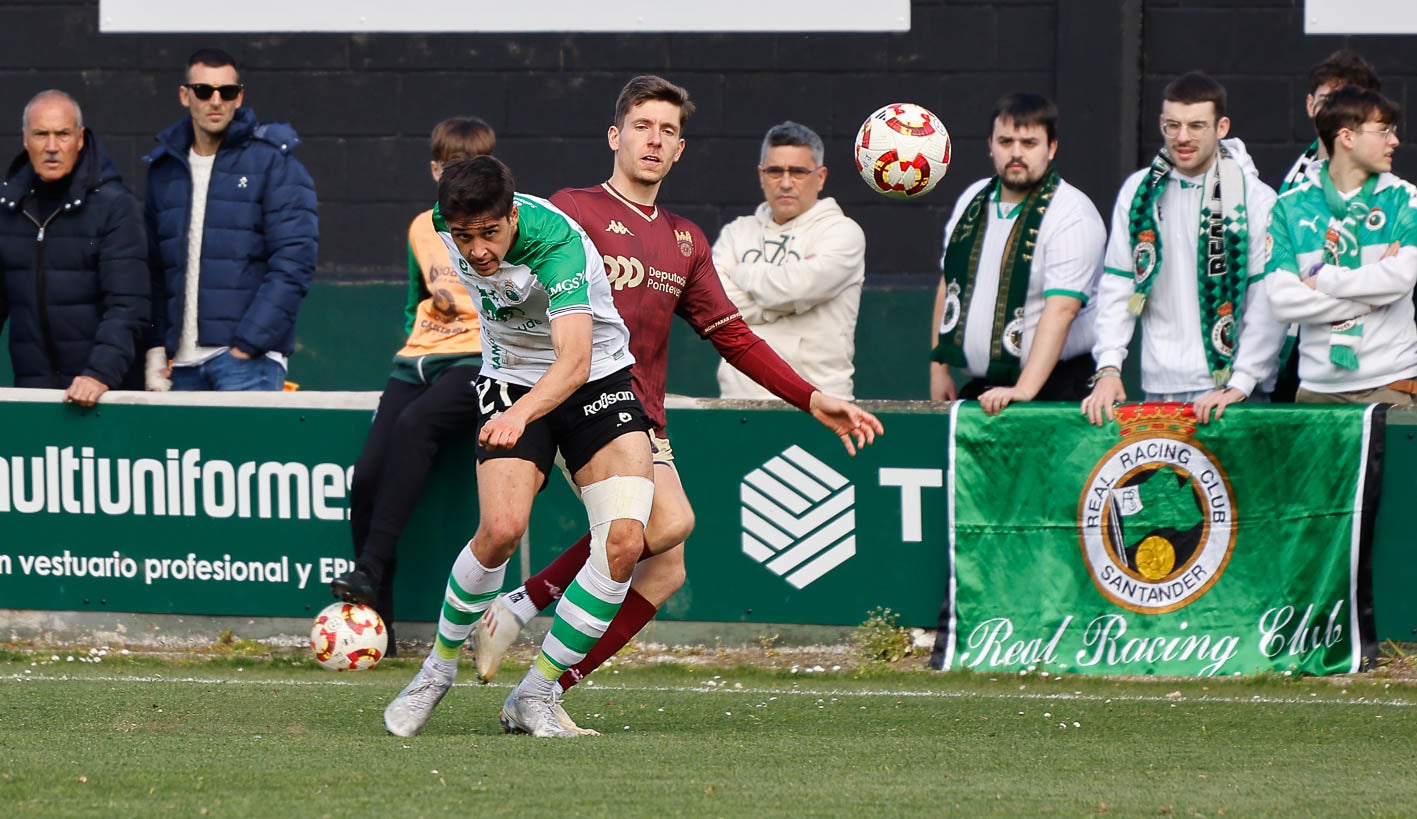 Íñigo López trata de deshacerse de un jugador del Pontevedra