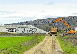 Una máquina realiza trabajos en el tramo que tiene previsto unir el año que viene a Quintanaortuño y Montorio.