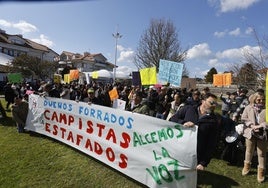 Las familias de campistas en la protesta de este domingo en Ajo.