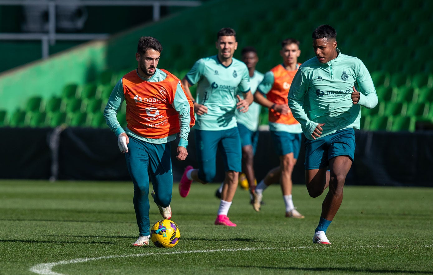 Andrés Martín, la izquierda, conduce el balón junto a  Jeremy  en un entrenamiento en El Sardinero