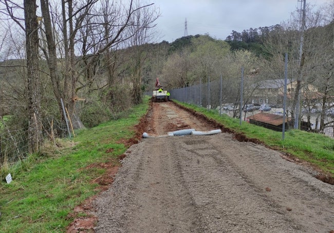 A la derecha de la senda se puede observar el parque de Cabárceno a la altura de Obregón.
