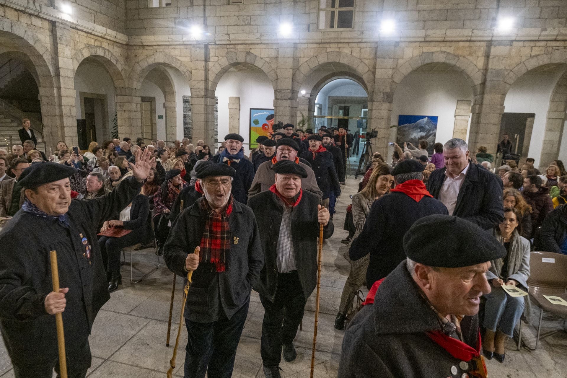 Entrada de los marceros en el Parlamento de Cantabria, donde ofrecieron un concierto.