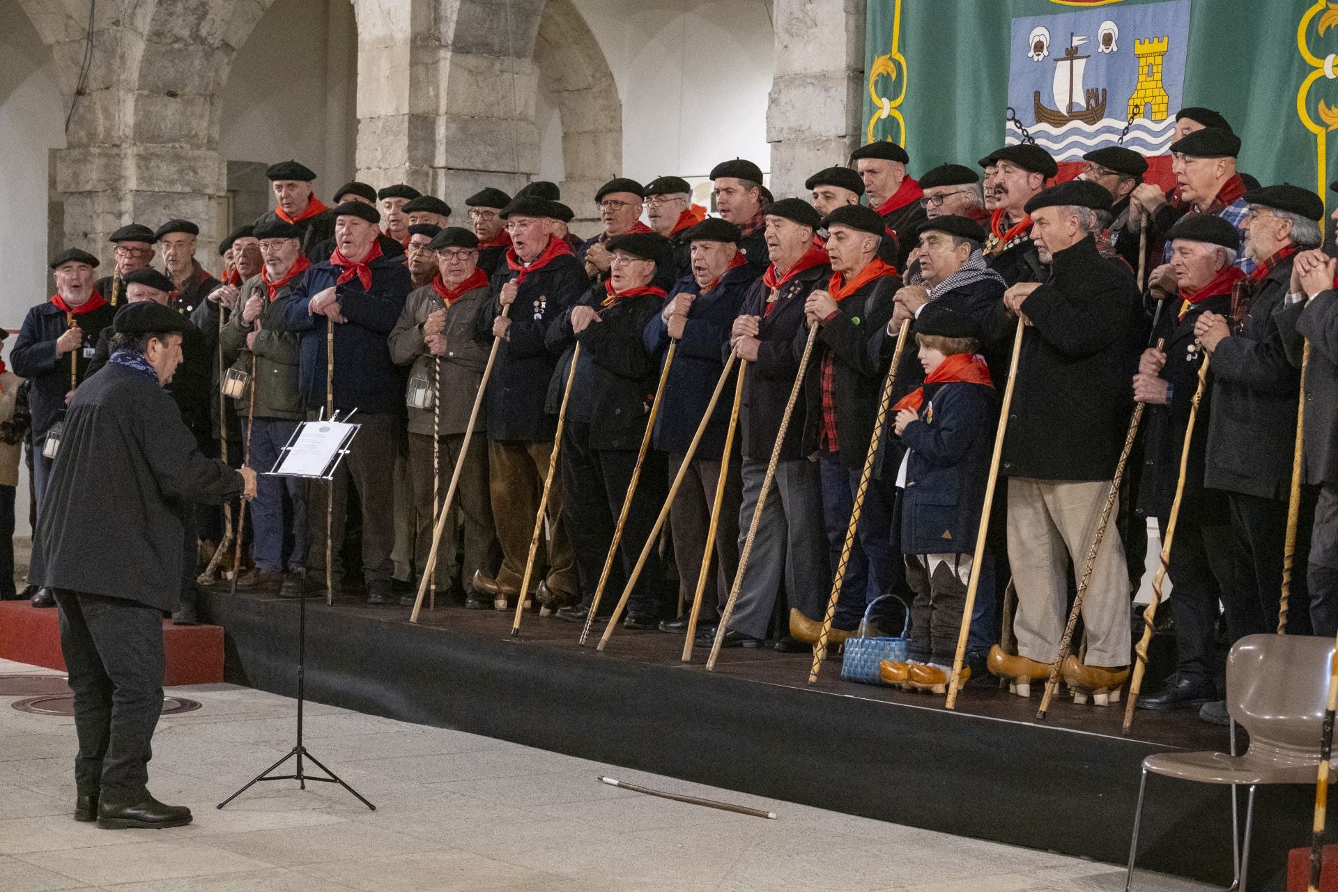 La Ronda Marcera de Torrelavega cantan las marzas en el Parlamento de Cantabria.