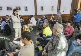 La alcaldesa de Santander, Gema Igual, durante el acto de bienvenida a las personas incorporadas al programa de empleo.