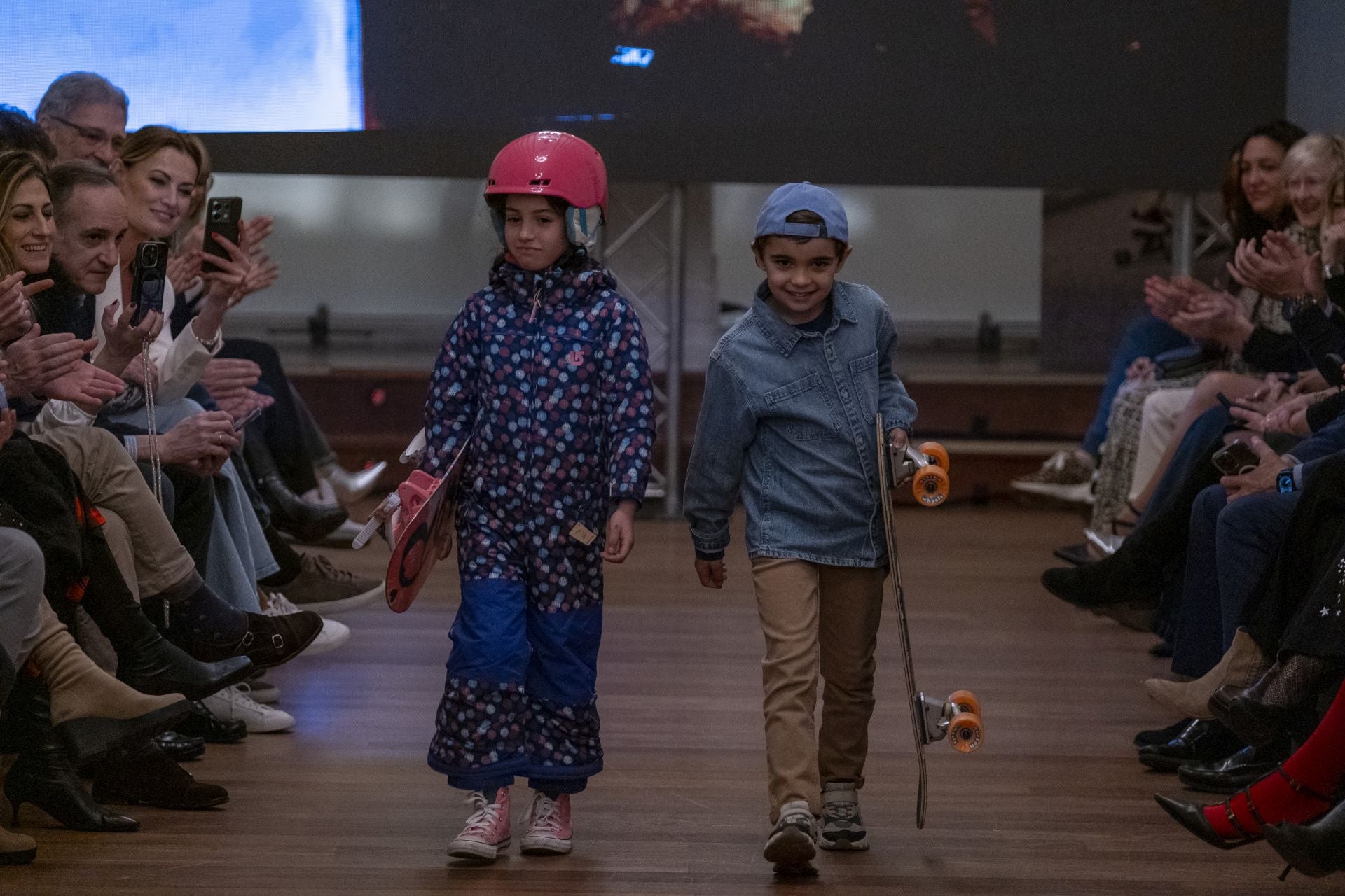 Olivia Domínguez y César Isa con sus skates.