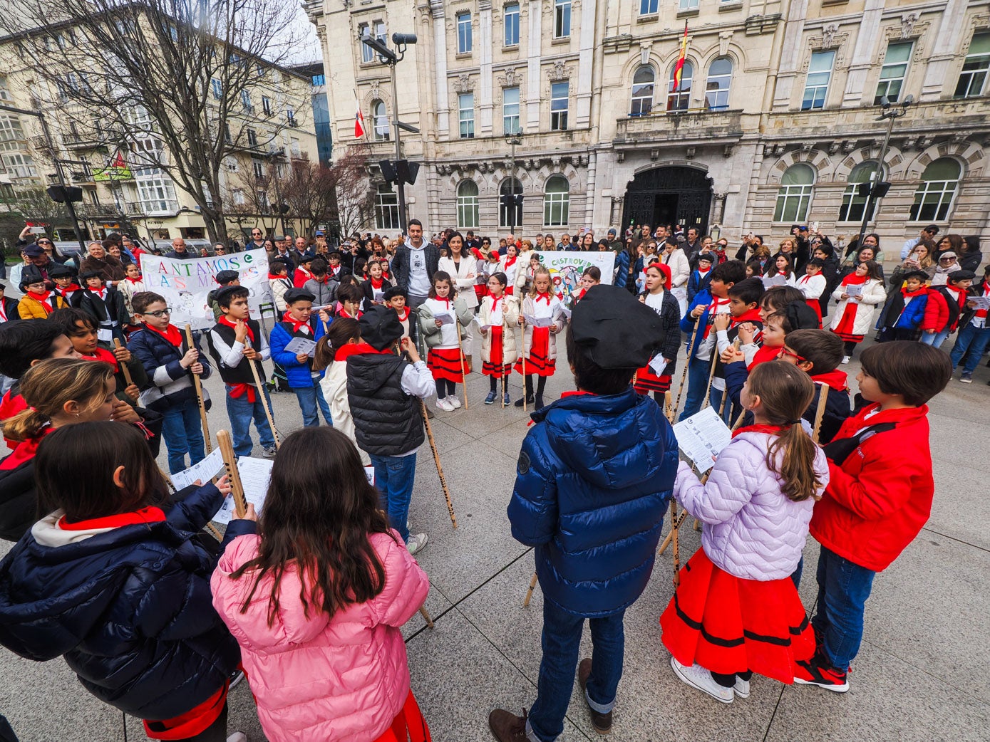 Escolares del Colegio Castroverde, de Santander, cantan las marzas en la plaza del Ayuntamiento de la capital cántabra.