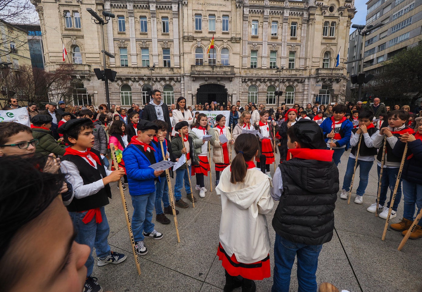 Un total de 130 alumnos del colegio Castroverde de Santander tomaron la plaza del Consistorio para reivindicar la tradición de Cantabria