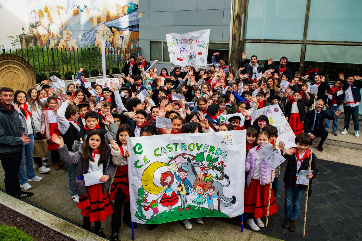 El Colegio Castroverde participa en el proyecto educativo 'Marzas solidarias', cuyo objetivo es recaudar fondos y recoger alimentos para la Cocina Económica, cantando estas canciones populares por las calles de la capital cántabra.