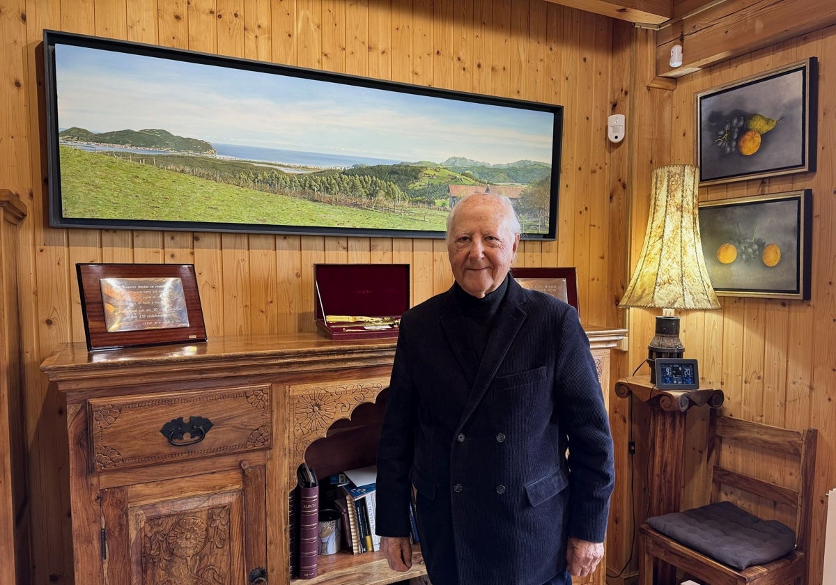 Don Pepín posa en su casa de Voto.