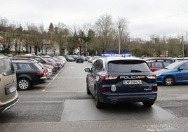 La Policía Nacional patrulla por el aparcamiento de la calle Pintor Varela, en La Inmobiliaria, tras el tiroteo ocurrido en la zona a principios de febrero.