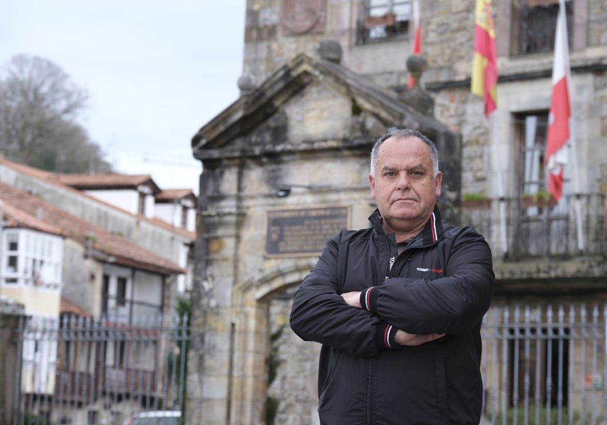 El alcalde en el Ayuntamiento de Cabezón de la Sal, Víctor Manuel Reinoso (PRC), delante del edificio consistorial.