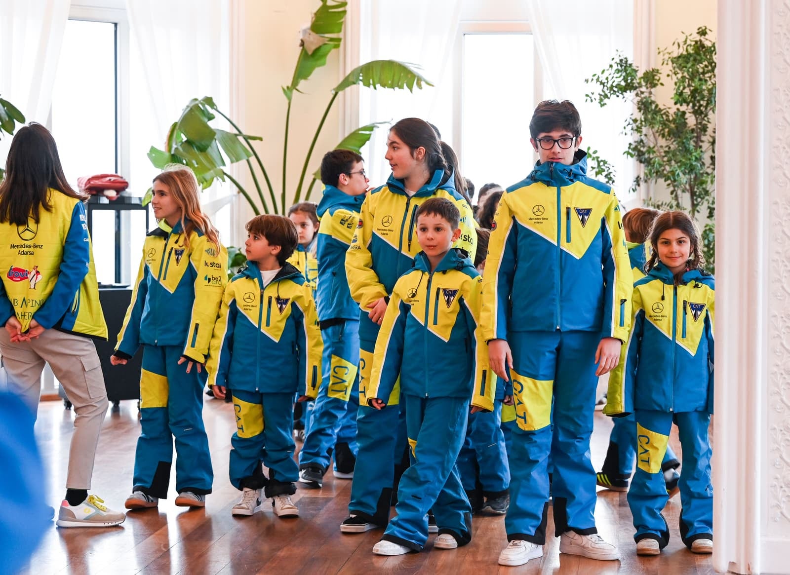 Los pequeños con la equipación del Club Alpino Tajahierro.