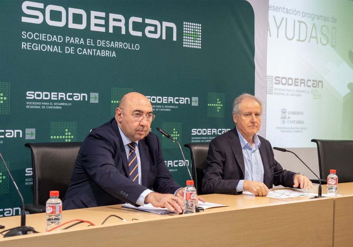 El consejero delegado de Sodercán, Ángel Pedraja, y el consejero de Industria, Eduardo Arasti durante la presentación.