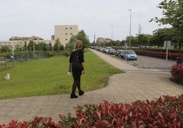 Una vecina camina junto a la finca donde se proyecta el edificio multiusos del Pctcan.