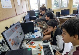 Alumnos del CEIP Juan de Herrera durante el taller de robótica.