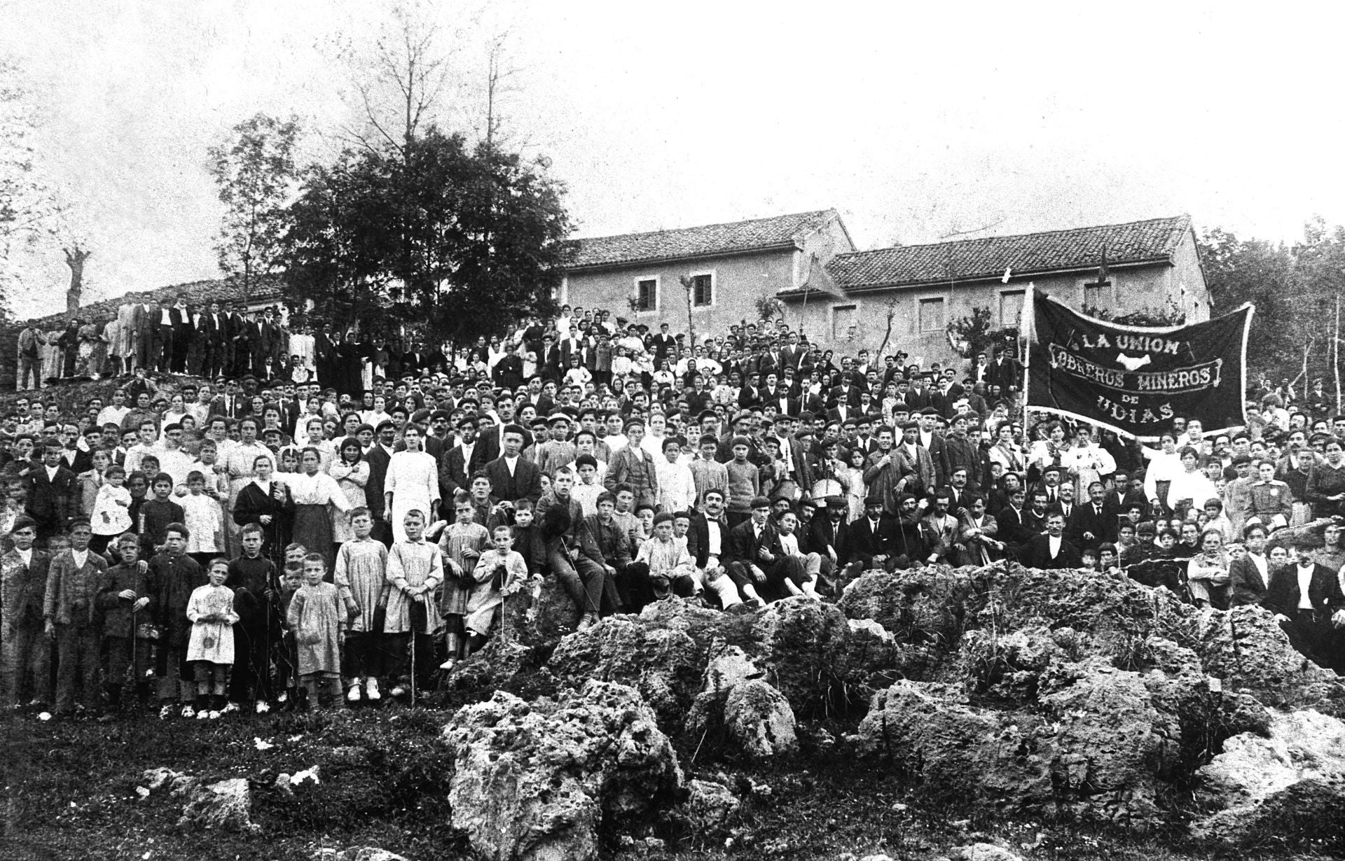 Los trabajadores de la mina San Bartolomé, incluidos niños y mujeres, en una de las huelgas de comienzos del siglo XX.