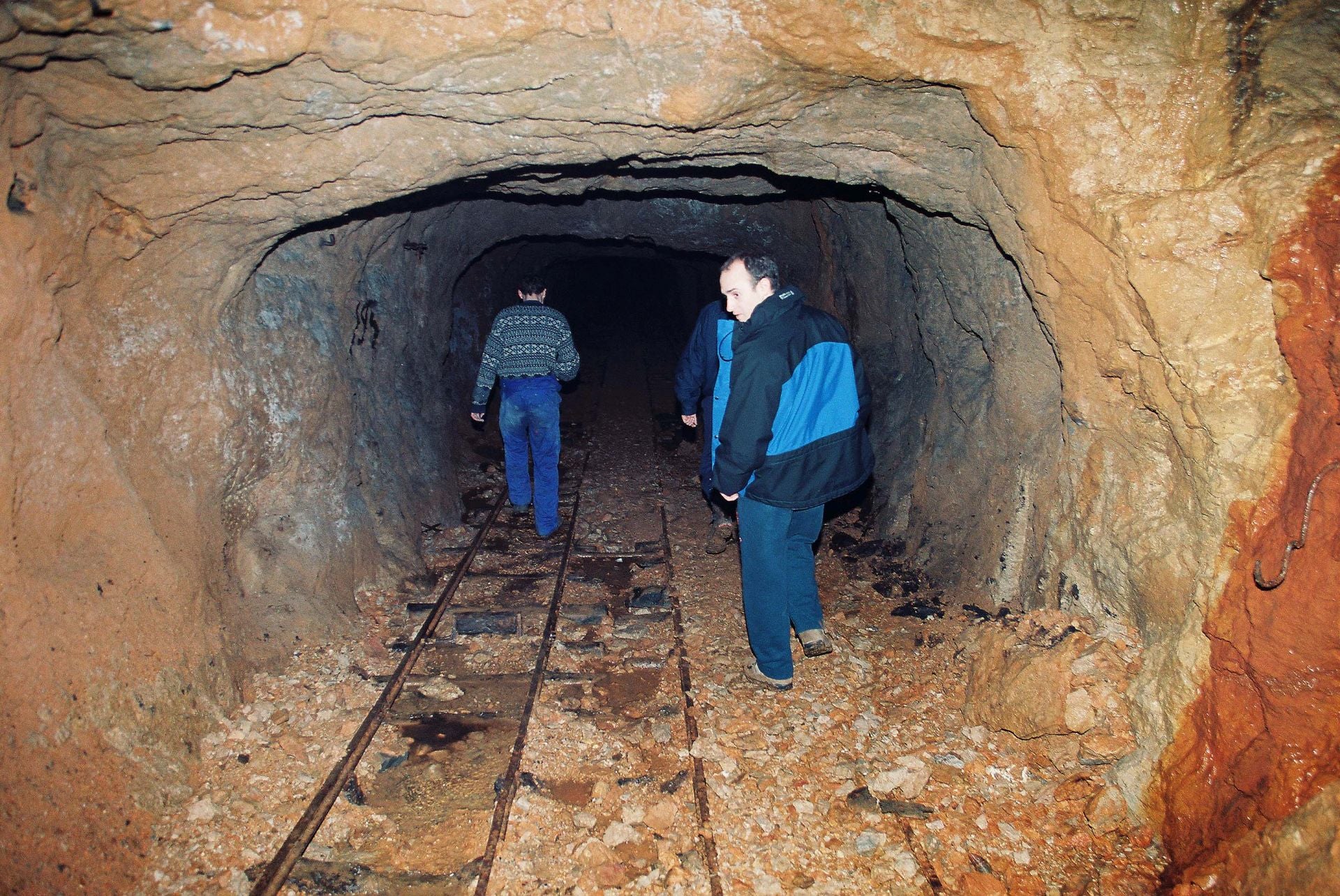 Los vecinos de Udías han frecuentado las minas. Desde la entrada de Sel del Haya se puede llegar a Novales tras recorrer 5 kilómetros bajo tierra.