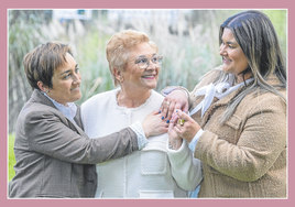 María Luz Puente Madrazo (Luci), Lucía Blanco Sañudo y Banessa Sañudo Puente, tres generaciones de una misma familia, posan cerca de su casa, en Solares.