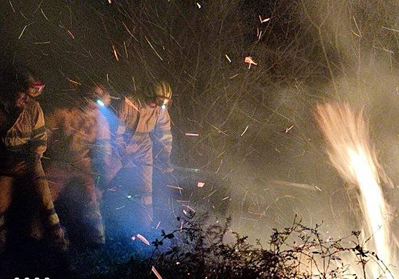 Una cuadrilla, en la extinción de uno de los incendios de anoche.