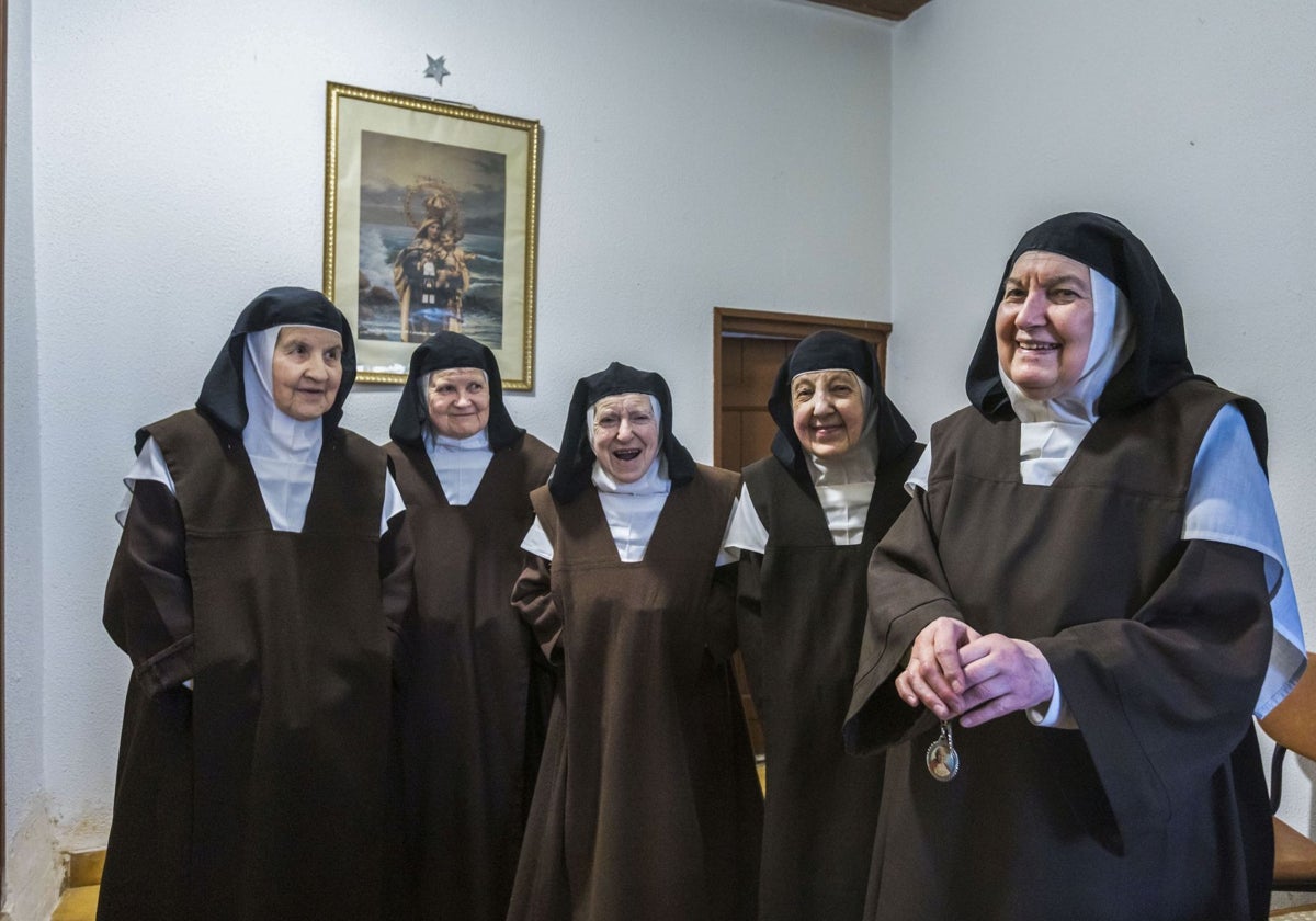 María Victoria, María Eloisa, Carmen María, María Paz y Carmen, la madre superiora, posan en el convento de Las Carmelitas de Maliaño, que cerrará su puertas el 29 de marzo.