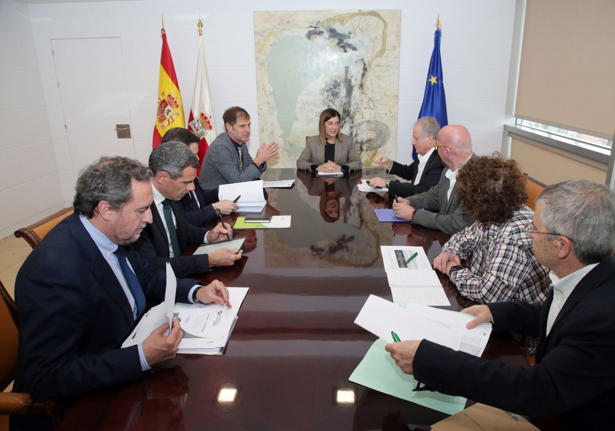 Buruaga, en el centro, lideró esta semana la reunión entre Ejecutivo y patronal para analizar la evolución del absentismo en Cantabria.