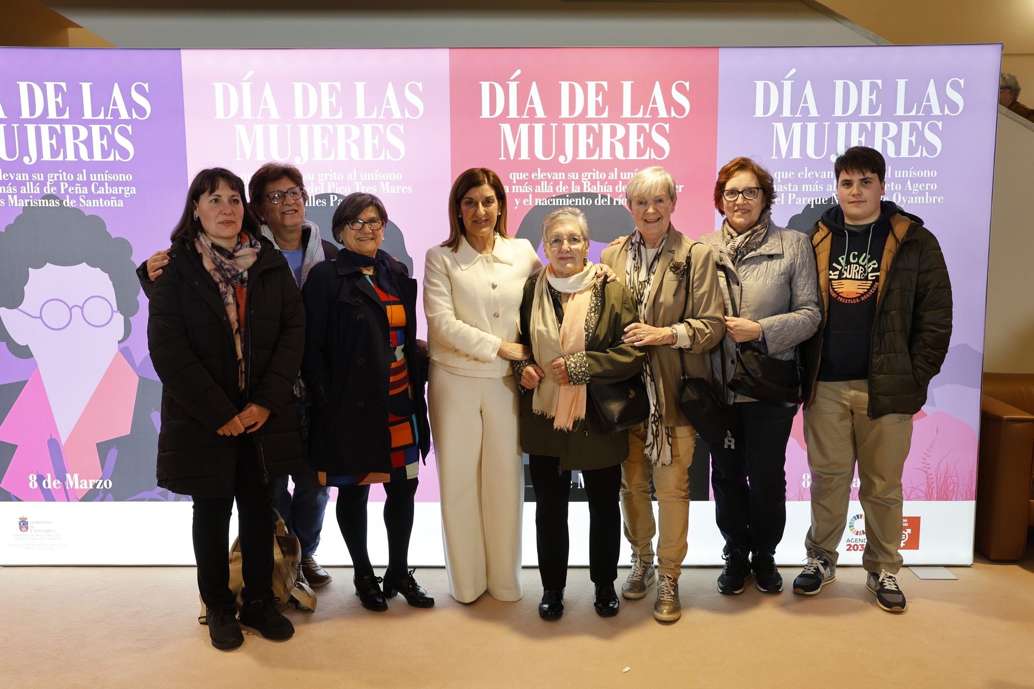 Marta Fernández, María Luz Bustamante, Belén Gómez, María José Sáenz de Buruaga, María Ángeles Cossío, Aurora González, Agueda Bustamante y David Sérdigo.