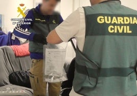 Los agentes, durante el registro de la vivienda en Valencia.