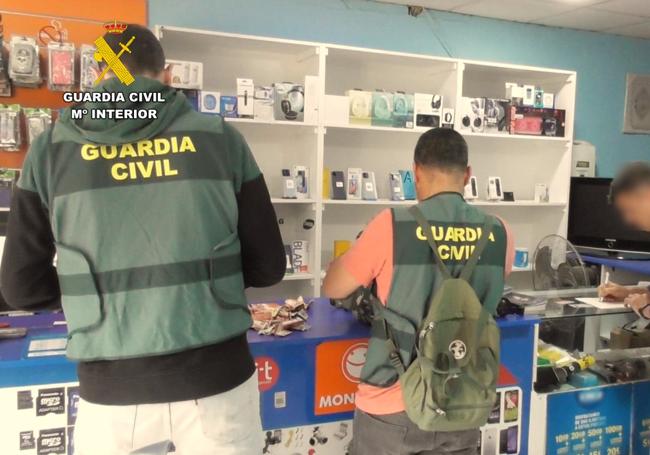 Agentes de la Guardia Civil, en el interior del locutorio.