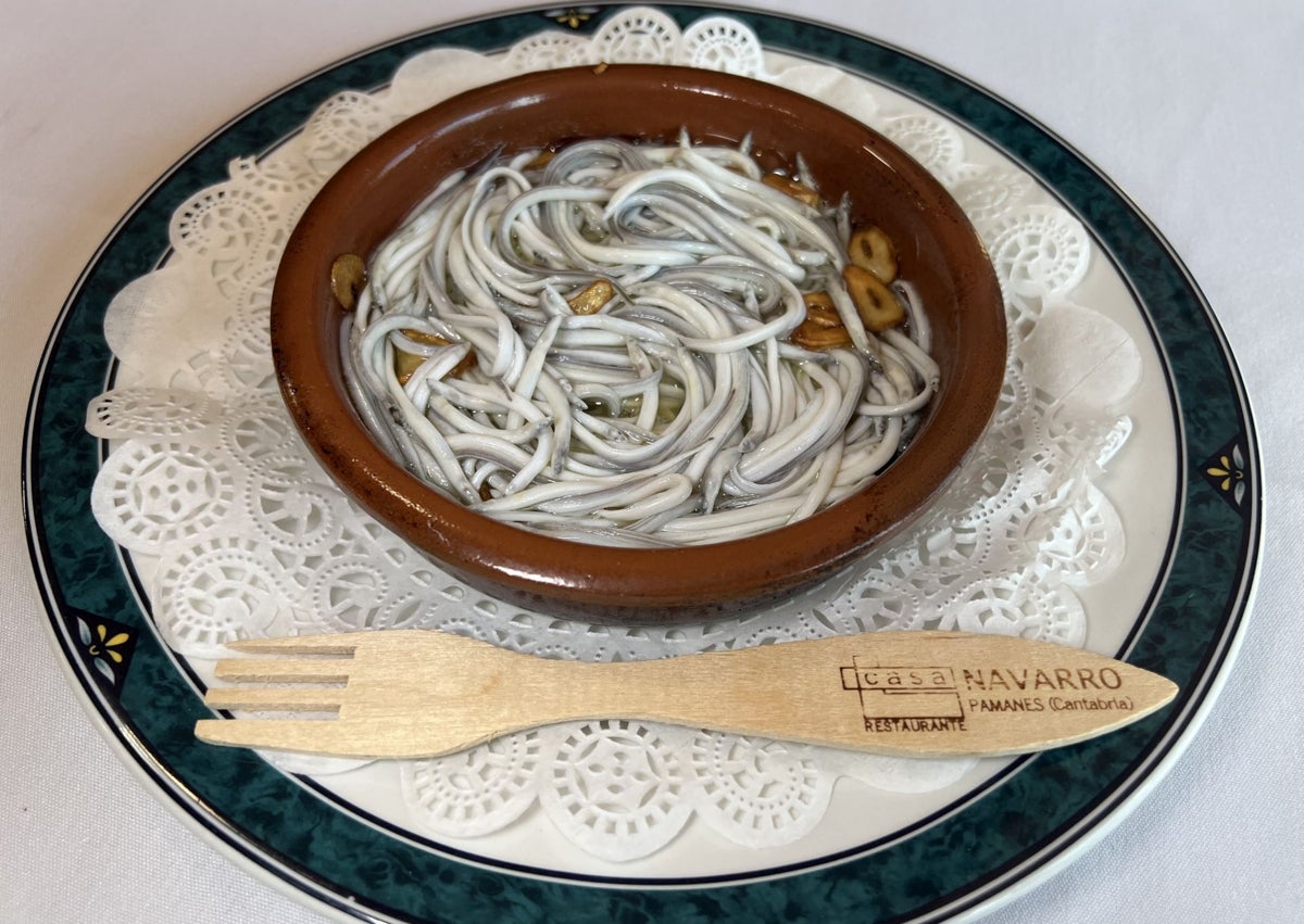 Imagen secundaria 1 - Alubias rojas con chorizo, angulas (especialidad de la casa) y gallo de corral guisado con patatas fritas.