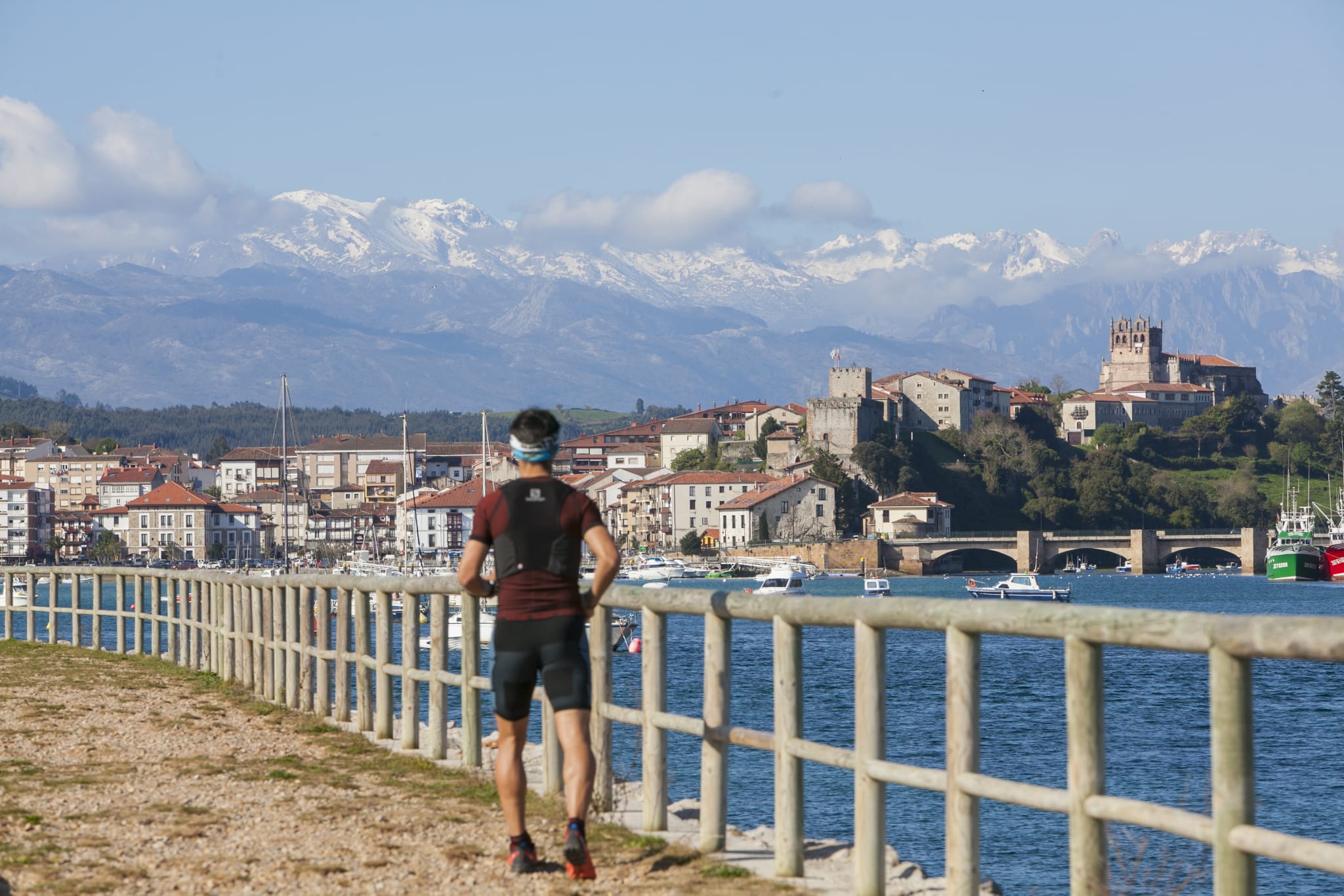 San Vicente de la Barquera, punto de partida del Desafío Cantabria, con los Picos de Europa al fondo