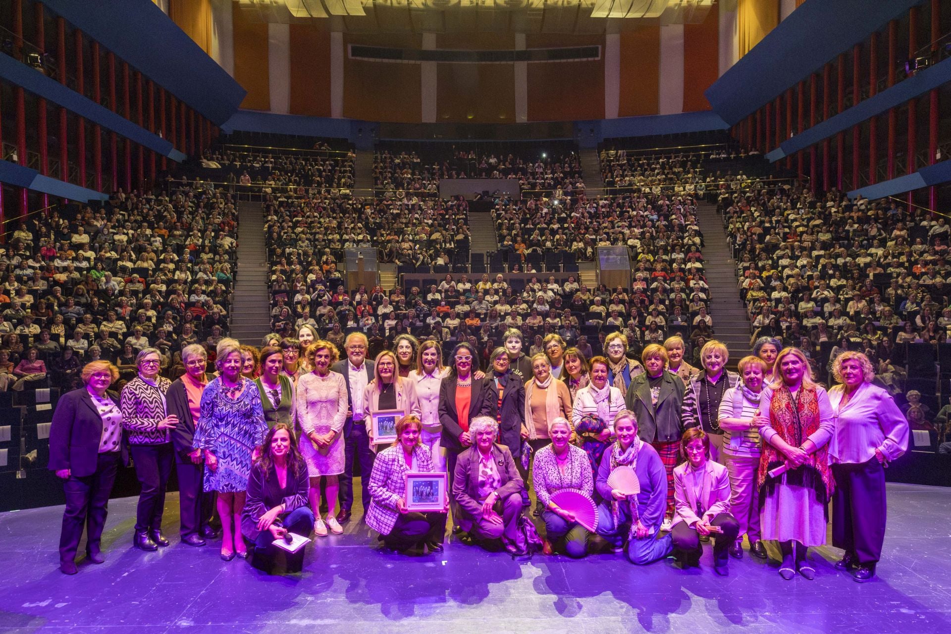 Foto de familia de la presidenta Sáenz de Buruaga con las mujeres de las tres asociaciones reconocidas en la gala del 8M organizada por el Gobierno.