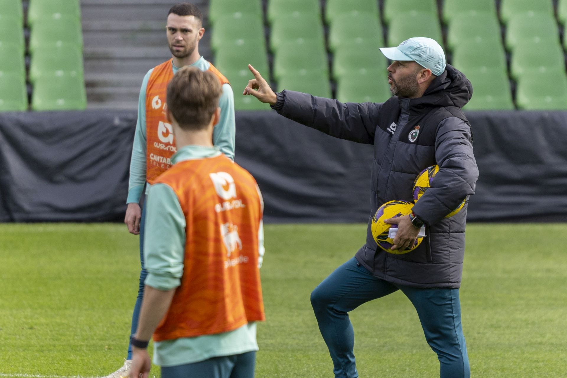 José Alberto da instrucciones en un entrenamiento en los Campos de Sport.